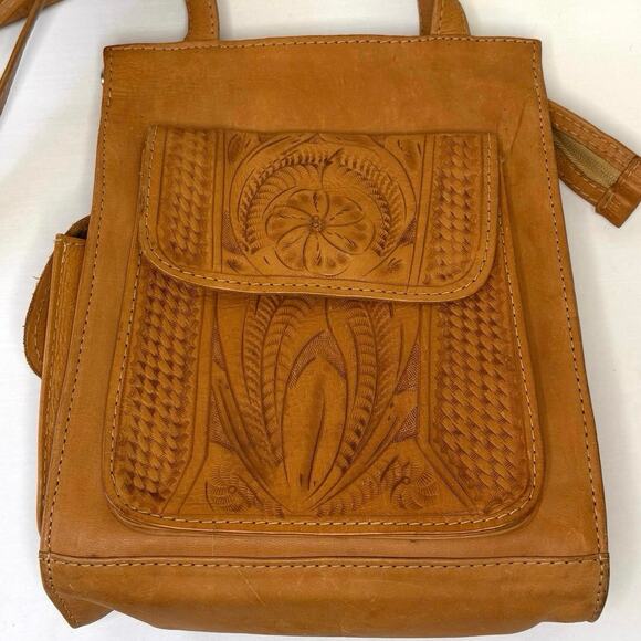 Vintage Hand-Tooled Leather Shoulder Messenger Bag | Butterscotch Brown 1970s - Picture 4 of 14